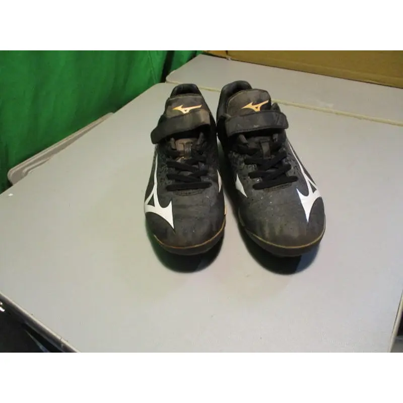 Used Mizuno Size 4 Cleats