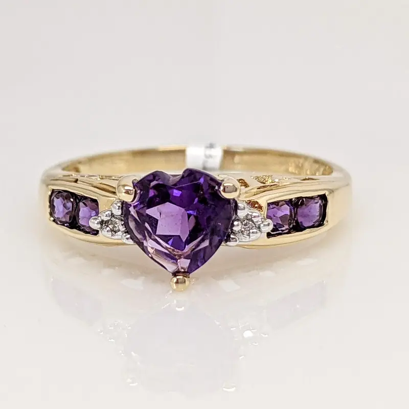 10K AMETHYST HEART 6MM WITH (4) ROUND AND (2) MELEE ESTATE RING 2.0 GRAMS