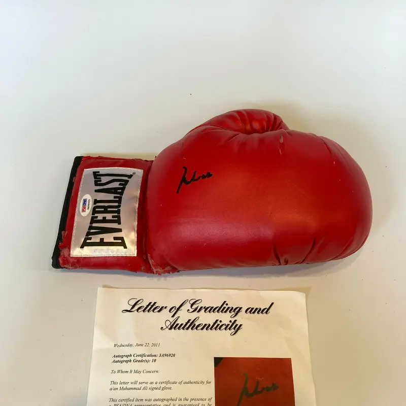 Muhammad Ali Signed Everlast Boxing Glove PSA DNA Graded GEM MINT 10