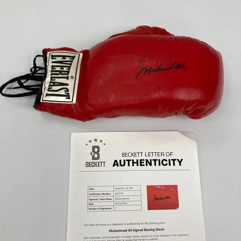 Muhammad Ali Signed Everlast Boxing Glove Beckett COA