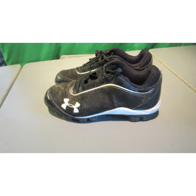 Used Under Armour Size 3 black Cleats